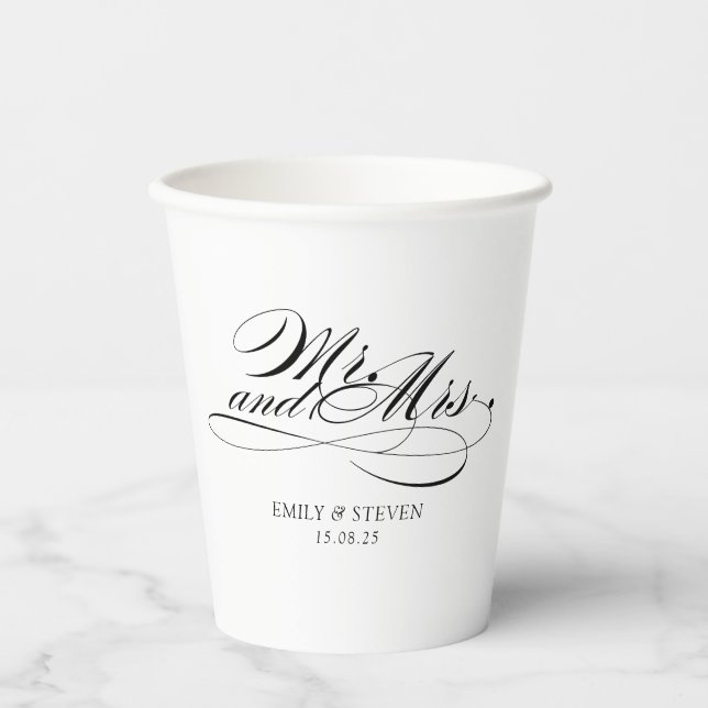 Elegante Mr. and mrs kalligraphische Hochzeit Pappbecher (Vorderseite)