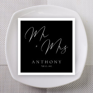 Elegante Mr. & Mrs. Black and White Script Wedding Serviette