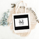 Elegante Mr. und Mrs. Name Black Wedding Tragetasche<br><div class="desc">Ein schlichter,  aber eleganter Schwarz-Weiß Mr. & Mrs. Mit Monogramm Wedding Tote Tag. Anpassen mit Nachname und Initial des Neugeborenen. Sie können für Ihr gesamtes Brautparty personalisieren! Personalisierte Geschenke für Paare - ein großartiges Hochzeitsgeschenk oder Jubiläumsgeschenk.</div>