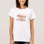 Elegante Mutter des Brauthochzeits-Partyt-shirts T-Shirt<br><div class="desc">Elegante Mutter des Brauthochzeits-Partyt-shirts. Personalizable Spitze für Frauen. Vintage korallenrote rosa Watercolorherzmalerei mit stilvoller Skriptkalligraphietypographie. Schönes rustikales Liebesymbol mit noblem Schablonentext für die Braut zum zu sein und den Entourage der Braut. Stellen Sie hübsche Kleidung für Brautjungfern, Trauzeugin, Matrone der Ehre, Blumenmädchen, Mutter des Bräutigams und andere Familienmitglieder her. Romantische...</div>
