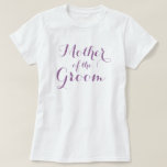 Elegante Mutter des Bräutigams zu Shirts | Lavende<br><div class="desc">Elegante Mutter des Bräutigams zu Shirts | Lavendel. Niedliche Geschenkidee für Mama auf Hochzeitsfeier. Lila Text personalisierbar.  Erstelle auch einen für andere Familienmitglieder.</div>