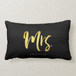 Elegante Name Imitate Gold Frau Black Stripes Lendenkissen<br><div class="desc">Kissen mit "Mrs." in Imitaten goldenes Pinselskript vor einem schwarzen Streifen Streifen Muster Hintergrund. Ideal für Neueinsteiger oder Jubiläen. Personalisieren Sie es durch Ersetzen des Platzhaltertextes. Für weitere Optionen, wie zum Beispiel den Schriftart und seine Größe ändern, klicken Sie auf die Schaltfläche "Anpassen". *Bitte beachten Sie, dass das Zazzle-Wasserzeichen, das...</div>