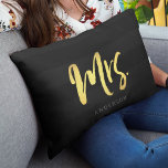 Elegante Name Imitate Gold Frau Black Stripes Lendenkissen<br><div class="desc">Kissen mit "Mrs." in Imitaten goldenes Pinselskript vor einem schwarzen Streifen Streifen Muster Hintergrund. Ideal für Neueinsteiger oder Jubiläen. Personalisieren Sie es durch Ersetzen des Platzhaltertextes. Für weitere Optionen, wie zum Beispiel den Schriftart und seine Größe ändern, klicken Sie auf die Schaltfläche "Anpassen". *Bitte beachten Sie, dass das Zazzle-Wasserzeichen, das...</div>