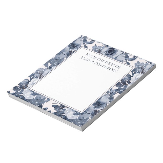 Elegante Navy Dusty Blue Floral White von Desk Notizblock (Rotiert)