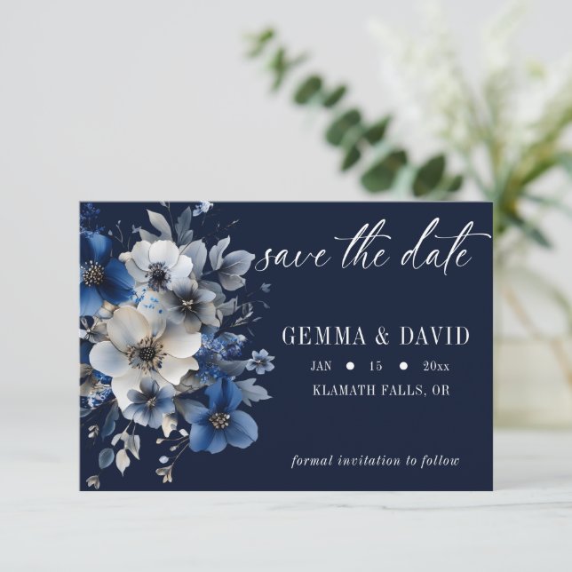 Elegante Navyblaue und silberne florale Hochzeit Save The Date (Stehend Vorderseite)