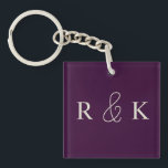 Elegante Paare mit Monogramm Schlüsselanhänger<br><div class="desc">personalisierter Schlüsselanhänger mit eleganten hellbeigen Initialen auf lila Hintergrund. Ideal für Paare,  jetzt anpassen,  um Paare Initialen hinzuzufügen.</div>