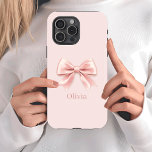 Elegante Pastel Pink Bow & Name Personalisiert Case-Mate iPhone Hülle<br><div class="desc">Mit diesem eleganten, pastellrosa Gehäuse mit einem zarten Bogen-Design und Ihrem personalisierten Namen schützen Sie Ihr Handy stilvoll. Dieses Gehäuse vereint Mode und Funktionalität und bietet einen dauerhaften Schutz, während es dem Gerät eine feminine und raffinierte Touch verleiht. Ideal für den Alltag, ist es ein nachdenkliches Geschenk für Geburtstage, Ferien...</div>