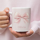 Elegante Pastel Pink Bow & Name Personalisiert Jumbo-Tasse<br><div class="desc">Stilvoll schlendern Sie mit dieser eleganten pastellrosa Tasse mit einem zarten Bogen-Design und Ihrem personalisierten Namen. Ideal, um Ihren Morgenkaffee, Tee oder ein Getränk mit einer charmanten Touch zu bereichern. Diese schicke Tasse ist ein durchdachtes Geschenk für Geburtstage, Ferien oder besondere Anlässe, das Praktikabilität mit einem femininen, eleganten Design verbindet....</div>