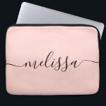 Elegante Pastel Pink Signature Script Name Laptopschutzhülle<br><div class="desc">Moderne Minimalistische rosa Signatur Script Laptop Sleeve. Personalisieren Sie dieses einfache und minimale Design mit Ihrem Namen oder Initialen.</div>