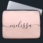Elegante Pastel Pink Signature Script Name Laptopschutzhülle<br><div class="desc">Moderne Minimalistische rosa Signatur Script Laptop Sleeve. Personalisieren Sie dieses einfache und minimale Design mit Ihrem Namen oder Initialen.</div>