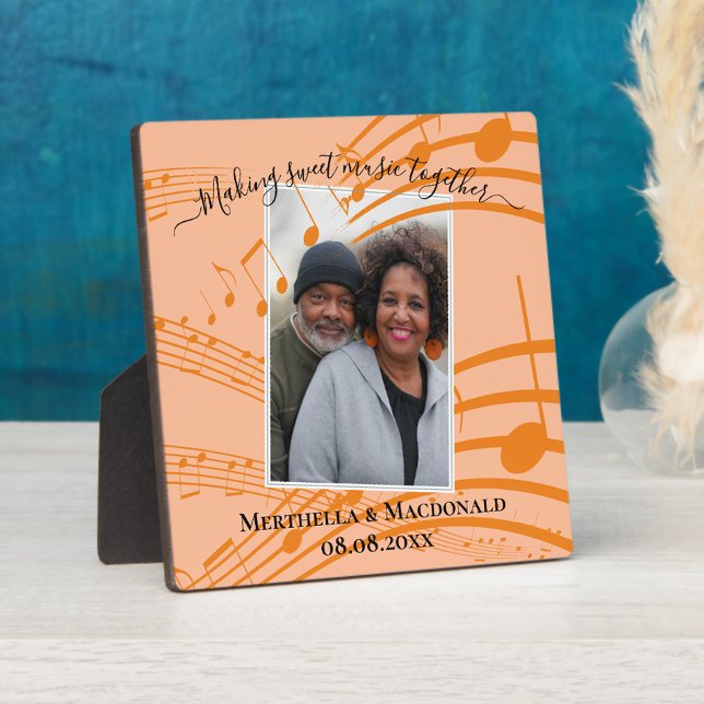 Elegante Peach Musiknotens Paare Valentine Foto Fotoplatte (MAKING SWEET MUSIC TOGETHER Couple's Valentine photo plaque with customizable text and musical notes)