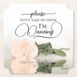 Elegante Peach-Rose Nimm meine Trinkehe nicht mit. Untersetzer<br><div class="desc">Dieser Untersetzer ist elegant, stilvoll und macht Spaß! Es verfügt über ein Foto eines Single, der lang gestempelt hellpfirsichfarben Rose liegt, auf der Seite spiegelt sich in einem Wasserbecken. Der Text lautet "Bitte nimm meinen Drink nicht, ich tanze", geschrieben in modernen Schriftzeichen. Es gibt Platz für die Namen des Paares...</div>