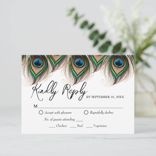 Elegante Peacock Feather Wedding RSVP Card (Stehend Vorderseite)