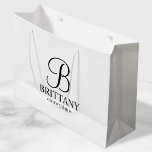 Elegante Personalisierte Bridesmaid in Schwarz und Große Geschenktüte<br><div class="desc">Elegante Personalisierte Bridesmaid-Geschenke in Schwarz und Weiß mit personalisierten Monogrammen im eleganten Stil der Kalligraphie mit Name und Titel der Brautjungfrau im klassischen Serif-Schriftart-Stil. Auch perfekt für die Trauzeugin,  Blumenmädchen,  Brautmutter und vieles mehr.</div>