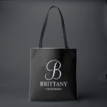 Elegante Personalisierte Bridesmaid in Schwarz und Tasche<br><div class="desc">Elegante Personalisierte Bridesmaid-Geschenke in Schwarz und Weiß mit personalisierten Monogrammen im eleganten Stil der Kalligraphie mit Name und Titel der Brautjungfrau im klassischen Serif-Schriftart-Stil. Auch perfekt für die Trauzeugin,  Blumenmädchen,  Brautmutter und vieles mehr.</div>