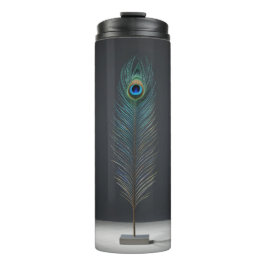 Elegante Pfauenfeder auf dunklem Hintergrund Thermosbecher