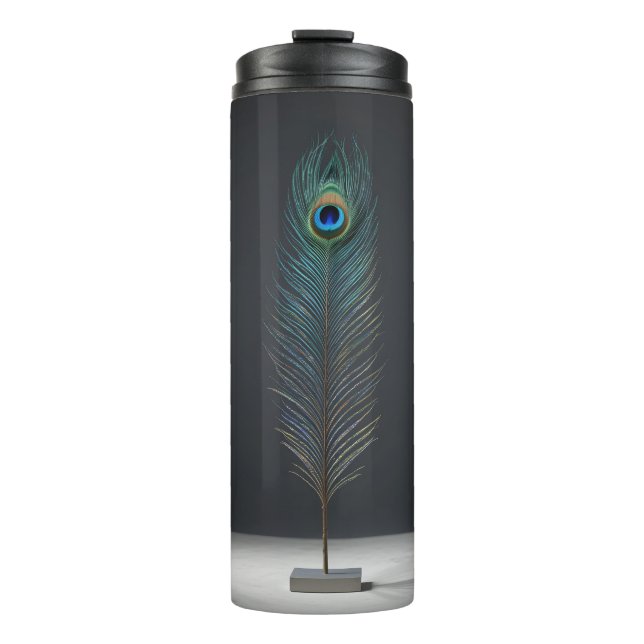 Elegante Pfauenfeder auf dunklem Hintergrund Thermosbecher (Vorderseite)