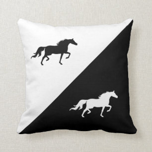 Elegante Pferdesilhouetten auf Schwarz-Weiß Kissen
