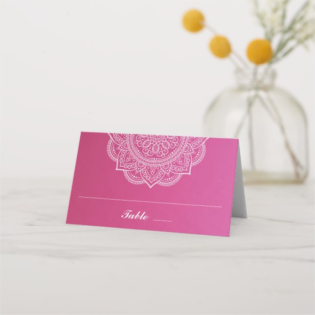 Elegante Pink und White Paisley Indian Wedding Platzkarte (Vorderseite)