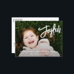 Elegante Pinselschrift Joyful Moderne Weihnachten<br><div class="desc">Moderne religiöse Weihnachtspostkarte mit einem schlichten und minimalen Design mit "Joyful" in einem eleganten weißen Pinselskript,  zusammen mit Ihrer Botschaft und Ihrem Familiennamen über Ihr Lieblings-Foto.</div>