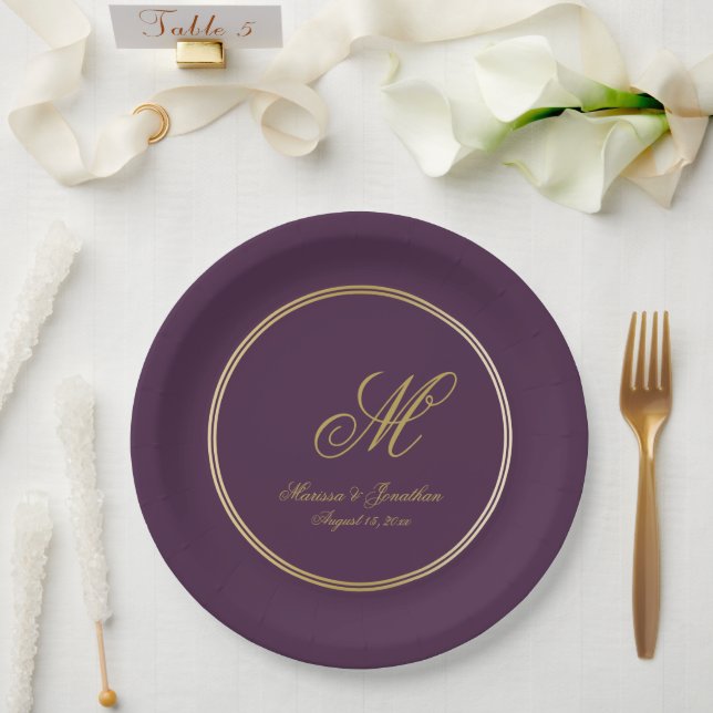 Elegante Plum Lila Gold Monogram Script Hochzeit Pappteller (Hochzeit)