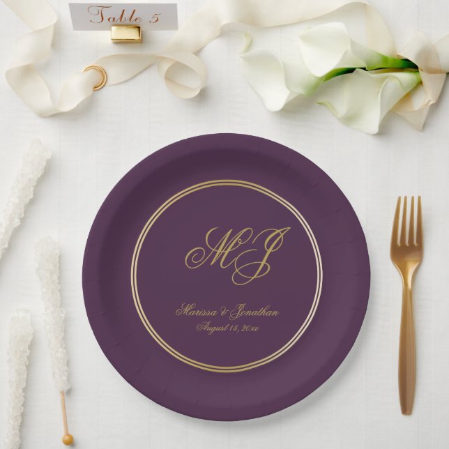 Elegante Plum Lila Gold Monogram Script Hochzeit Pappteller (Hochzeit)