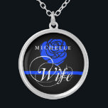 Elegante Polizei-Ehefrau-dünne blaue Linie Versilberte Kette<br><div class="desc">Halskette ein schönes personalisiertes dünnes Blau und eines Rosen-individuellen Namens stellten in Richtung zu den weiblichen Gatten der Gesetzdurchführung her.  Die blaue Rose ist von den weiblichen Gatten der Gesetzdurchführung hinweisend,  da die dünne blaue Linie zur Gesetzdurchführung im Allgemeinen hinweisend ist.</div>