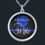 Elegante Polizei-Ehefrau-dünne blaue Linie Versilberte Kette<br><div class="desc">Halskette ein schönes personalisiertes dünnes Blau und eines Rosen-individuellen Namens stellten in Richtung zu den weiblichen Gatten der Gesetzdurchführung her.  Die blaue Rose ist von den weiblichen Gatten der Gesetzdurchführung hinweisend,  da die dünne blaue Linie zur Gesetzdurchführung im Allgemeinen hinweisend ist.</div>