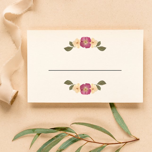 Elegante Pressed Wildblumen Boho Garden Wedding Platzkarte (Von Creator hochgeladen)