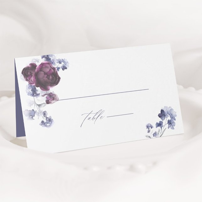 Elegante Pum Lila & Indigo Blue Floral Wedding Platzkarte (Von Creator hochgeladen)