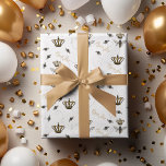 Elegante Queen Bee Gold Crown White Geschenkpapier<br><div class="desc">Dieses elegante Queen Bee Gold Crown White Wrapping Paper zeigt ein von Hand gezeichnet Muster einer königlichen Biene und ihrer Goldkrone, umgeben von lebhaften Honigbienen und dem in Gold handgeschriebenen Text "Queen Bee", der sich auf einem feinen weißen Hintergrund abspielt. Ideal für Brautpartys, Muttertag oder jede Gelegenheit, wo man will,...</div>