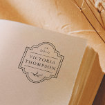 Elegante Rahmen Delikate Blätter Ex Libris Buchzei Gummistempel<br><div class="desc">Eine elegante Buchzeichen-Briefmarke mit handgezeichnet Rahmen und botanischem Blattwerk. Im Rahmen wird "ex libris" oben in klassischer Schrift kursiv gedruckt, mit Ihrem Namen im Raum unten. Ideal für Lehrer, Bibliothekare und Buchliebhaber. Das ist die Briefmarke aus Gummi aus Holz - wählen Sie den Griff und die Tintenklatsche nach Ihren Vorlieben!...</div>