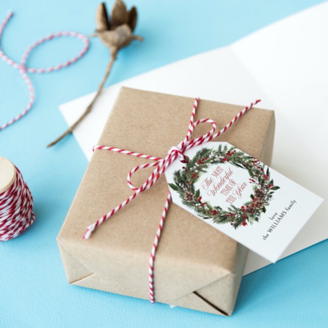 Elegante Red Berry Watercolor Wreath Weihnachten Geschenkanhänger (Get organized and add charm to your gifts with these adorable Christmas gift tags!)