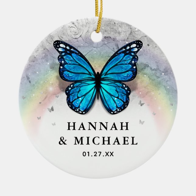 Elegante Regenbogenvorlage Blaue Schmetterlingshoc Keramik Ornament (Vorne)