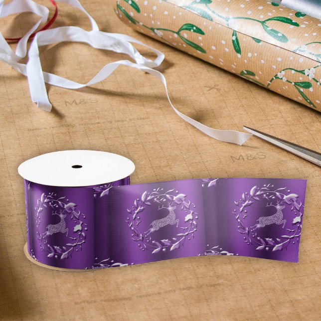 Elegante Rentier und Kämpfe Lila Weihnachten Satinband (Elegant Reindeer and Wreaths Purple Christmas Satin Ribbon by the Olde Christmas Shoppe)