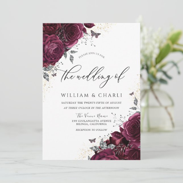 Elegante romantische Burgunder-Rose Hochzeit Einladung (Stehend Vorderseite)