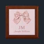 elegante rosa Bogen-Monogramm, personalisiert gurt Erinnerungskiste<br><div class="desc">elegante rosa Bogen-Monogramm personalisierte mädchenhafte Geschenkboxen</div>