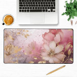 Elegante Rosa Gold Blume Moderner Personalisierter Schreibtischunterlage<br><div class="desc">Elegante Rosa Gold Blume Moderne Personalisierte Name Desk Mat verfügt über hübsche rosa und goldene Blume mit Ihrem personalisierten Namen in einem einfachen modernen Drehbuch. Das perfekte Geschenk für Geburtstag,  Weihnachten,  Muttertag,  Großeltern,  Ehefrau,  ,  Partner,  beste Freunde,  Arbeitskollegen und vieles mehr. Entworfen von ©Evco Studio www.zazzle.com/store/evcostudio</div>