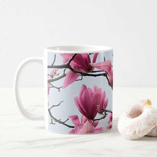 Elegante rosa Magnolia Blüten Friedlich Hanami Kaffeetasse (Mit Donut)