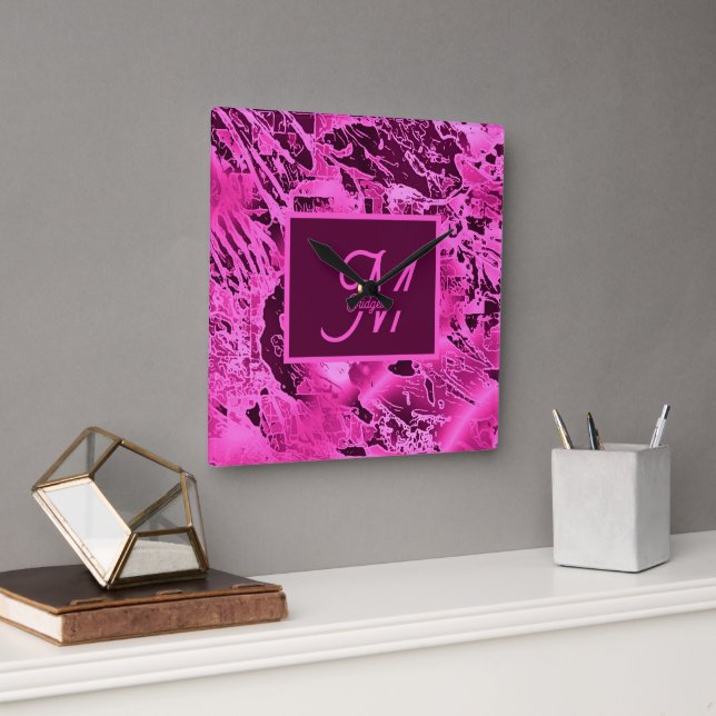 Elegante rosa Marmormor fett formatierte Monogramm Quadratische Wanduhr (Büro)