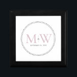 Elegante Rosa Monogramm-Hochzeitsstimmung Erinnerungskiste<br><div class="desc">Elegantes Rosa Monogramm mit schwarzem Kornrahmen. Die gepunktete Grenze erinnert an Milchkorn,  eine Schmuckdetailtechnik,  die häufig für Verlobung und Hochzeitsringe eingesetzt wird. Die Milkorngrenze verleiht dieser mit Monogramm Sake-Geschenkboxen einen modernen und eleganten Stil.</div>
