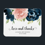 Elegante Rosa Navy Blume Gastgeschenk Hochzeit Magnet<br><div class="desc">Rustikaler Gastgeschenk Hochzeit-Magnet mit "Liebe und Dank", mit eleganten Aquarellfarben bemalten Blume in Rosa und Marineblau. Im Folgenden finden Sie Ihre Namen und Ihr Datum. Die rosa Rosen in Rosa machen dieses Design zu einem idealen Ort für eine Frühjahrsfeier und die marineblauen Rose machen es zum idealen Ort für einen...</div>