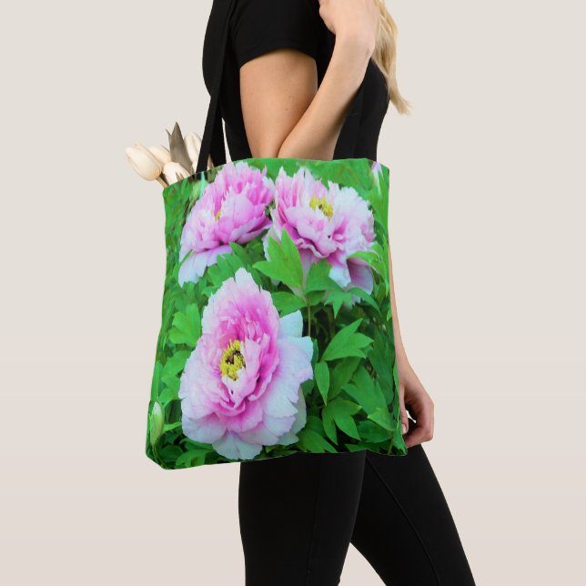 Elegante Rosa Tree Peony Blume mit Gelbzentrum Tasche (Von Nahem)