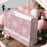 Elegante Rosa- und Weißschneeflocken-Muster Große Geschenktüte<br><div class="desc">Machen Sie Ihr Urlaubsgeschenk mit unserem eleganten Pink und White Snowflakes Große Geschenktasche ganz besonders! Diese atemberaubende Tasche zeichnet sich durch ein elegantes Schneeflockenmuster in Weiß und Weiß aus, das Ihren Weihnachtsgeschenken eine elegante Touch verleiht. Es ist geräumig genug, um alle Ihre gedanklichen Geschenke zu halten, es ist sowohl stilvoll...</div>