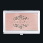 Elegante Rose Gold Brushed Metal Monogram Script Visitenkarten Dose<br><div class="desc">Eine klassische metallische Rose Gold gebürstete Metall Visitenkartenhalter. Visitenkartenhalter haben ein Script-Monogramm mit einem metallisch rosa Hintergrund. Ein Design für Sie von BlackBerry Boulevard.</div>