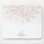 Elegante Rose Gold Dots Mandala Mousepad<br><div class="desc">Dieser bezaubernde Mandalabilddruck verbindet geometrische Elemente in Rose Gold mit einem Konfetti-Fleckenmuster, was zu einem eleganten und femininen Design führt. Die Mandala-Blume und die rot-rosa Farbtöne mildern das Gesamtbild, während geometrische Formen harmonisch in einem Kreis von Blume verschmelzen. Die Imitate Rose goldene metallische Textur fügt Schimmer hinzu, und der weiße...</div>