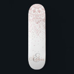Elegante Rose Gold Dots Mandala Skateboard<br><div class="desc">Dieser bezaubernde Mandalabilddruck verbindet geometrische Elemente in Rose Gold mit einem Konfetti-Fleckenmuster, was zu einem eleganten und femininen Design führt. Die Mandala-Blume und die rot-rosa Farbtöne mildern das Gesamtbild, während geometrische Formen harmonisch in einem Kreis von Blume verschmelzen. Die Imitate Rose goldene metallische Textur fügt Schimmer hinzu, und der weiße...</div>