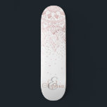 Elegante Rose Gold Dots Mandala Skateboard<br><div class="desc">Dieser bezaubernde Mandalabilddruck verbindet geometrische Elemente in Rose Gold mit einem Konfetti-Fleckenmuster, was zu einem eleganten und femininen Design führt. Die Mandala-Blume und die rot-rosa Farbtöne mildern das Gesamtbild, während geometrische Formen harmonisch in einem Kreis von Blume verschmelzen. Die Imitate Rose goldene metallische Textur fügt Schimmer hinzu, und der weiße...</div>