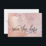 Elegante Rose Gold Imitate Fossilien und Glitzer Save The Date<br><div class="desc">Elegante Rose Gold Save the Date mit verzierter handgeschriebener Kalligraphie. Die Vorlage ist für Sie Set, um den Rücken mit Ihren Feierlichkeiten Details zu personalisieren. Das Design hat eine trendige Mischung aus Hintergrund der Rose Gold Imitat Folie, Aquarell, Rose Gold-Folie Chips und Glitzer Staub. Der Rücken hat auch ein zartes...</div>