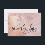 Elegante Rose Gold Imitate Fossilien und Glitzer Save The Date<br><div class="desc">Elegante Rose Gold Save the Date mit verzierter handgeschriebener Kalligraphie. Die Vorlage ist für Sie Set, um den Rücken mit Ihren Feierlichkeiten Details zu personalisieren. Das Design hat eine trendige Mischung aus Hintergrund der Rose Gold Imitat Folie, Aquarell, Rose Gold-Folie Chips und Glitzer Staub. Der Rücken hat auch ein zartes...</div>